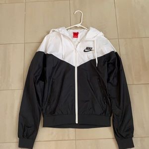 nike spray jacket womens